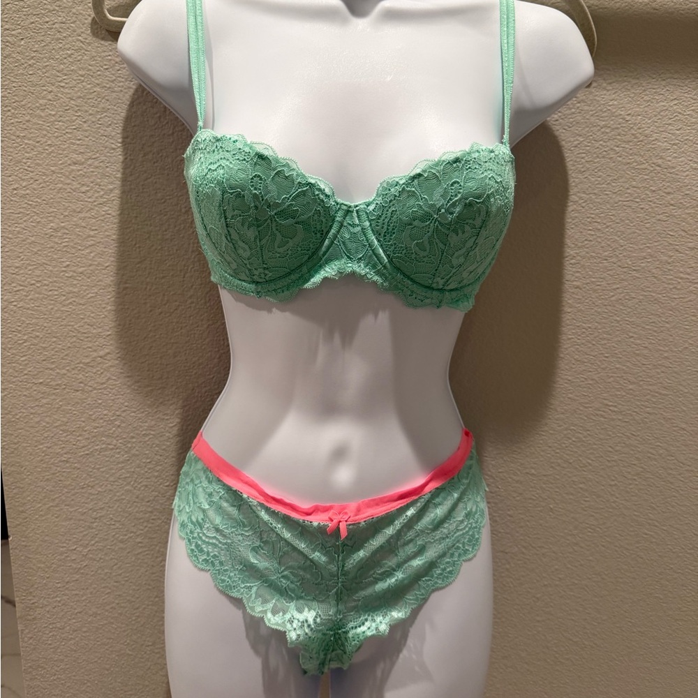 Worn once Victoria secret pink Mint Green Lace Lingerie Set 32D
